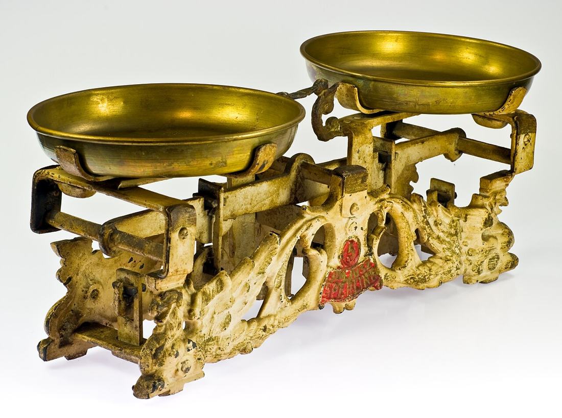 A balance scale. SSDI and SSI look similar but balance on different rules — work history versus financial need. Photo: Wikimedia Commons, CC BY-SA 3.0.