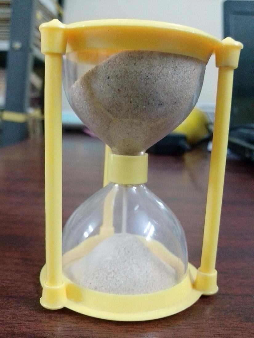An hourglass. The SSDI waiting period is five full calendar months. Photo: Wikimedia Commons, CC BY-SA 3.0.