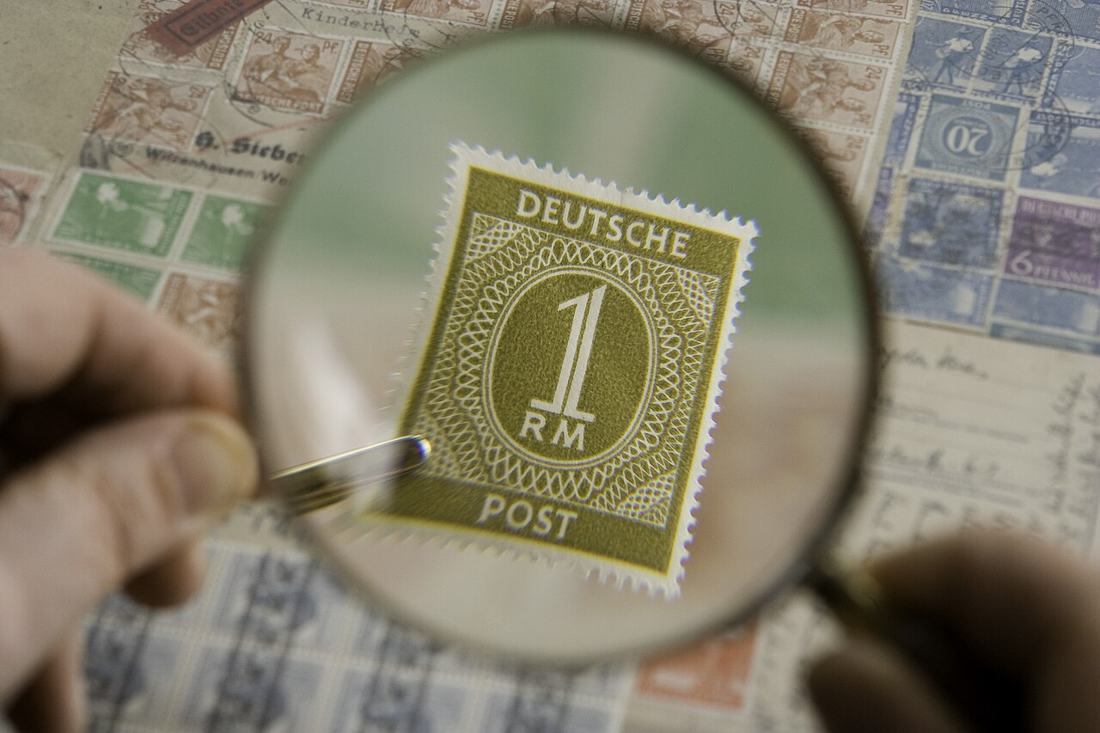 A magnifying glass. Step by step, SSA examines whether the evidence meets its rules. Photo: Wikimedia Commons, public domain.