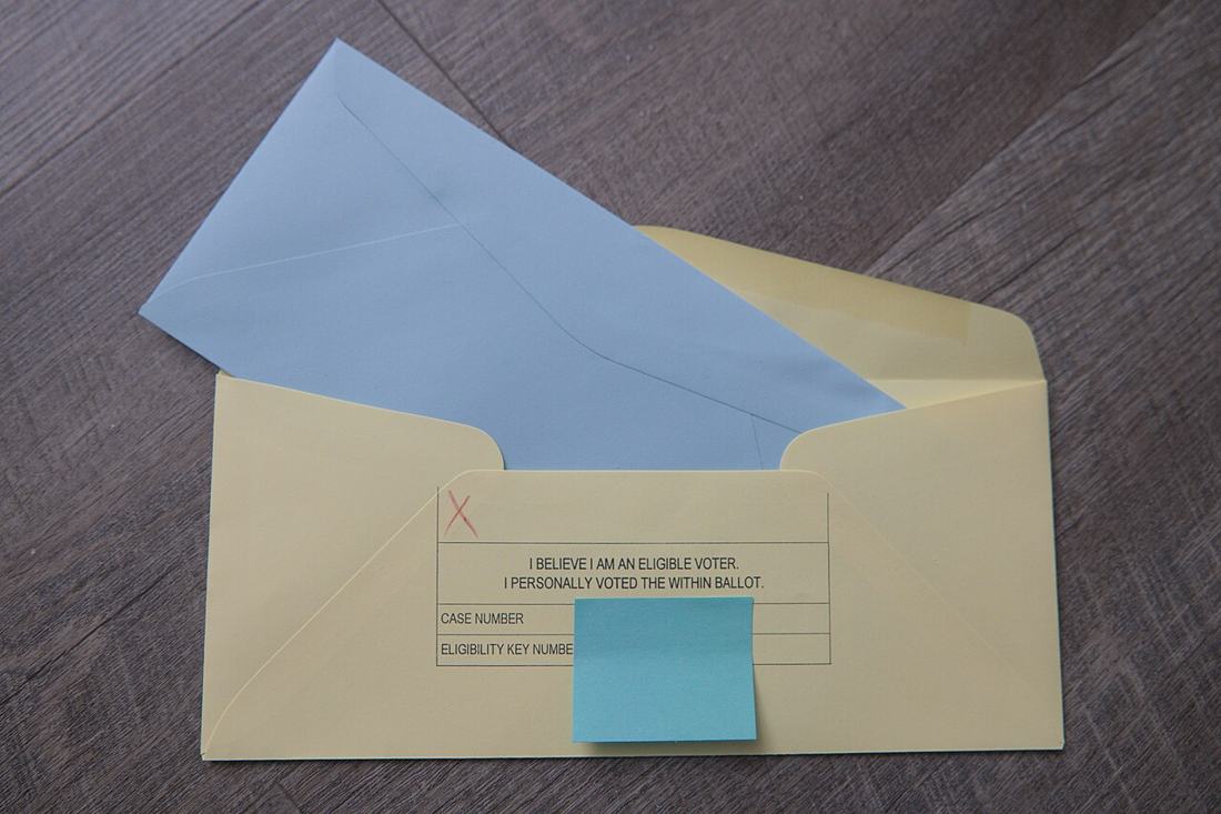 Sealed envelopes. Your award notice explains the onset date, the waiting months, and the back-pay calculation. Photo: Wikimedia Commons, CC BY-SA 4.0.